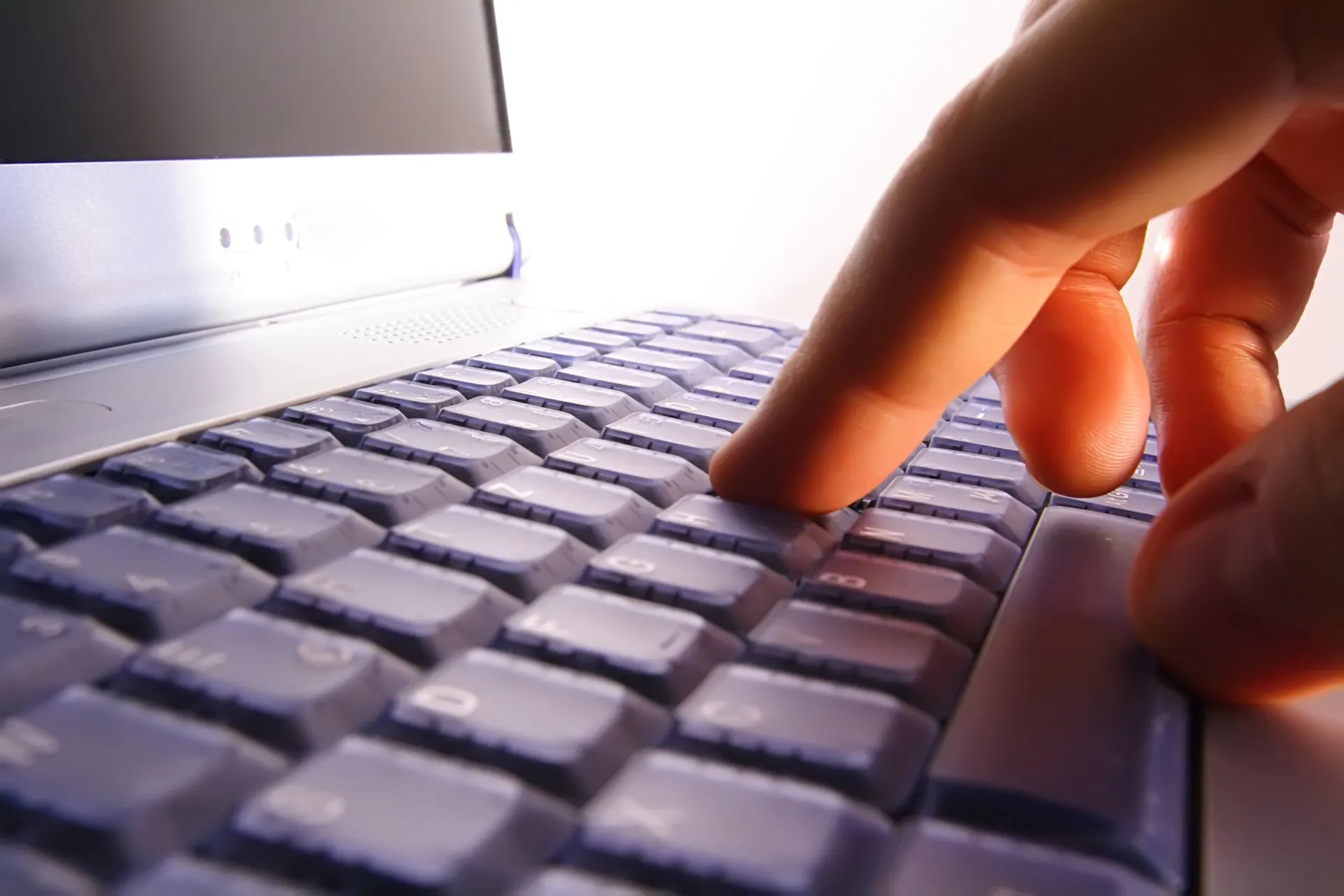 Finger tippen auf einer Laptop-Tastatur